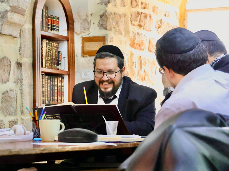 Rav Gavriel Russek - Happy Rabbi Teaches Torah in Spanish